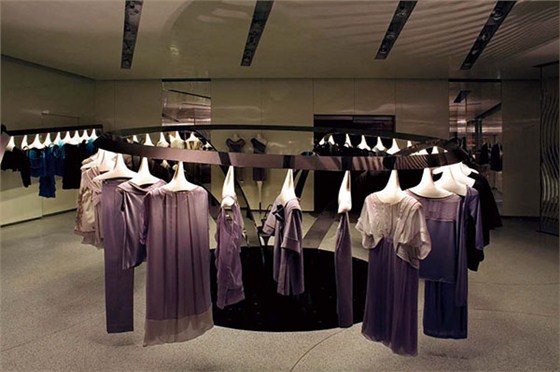 光影交錯的店鋪美服裝店